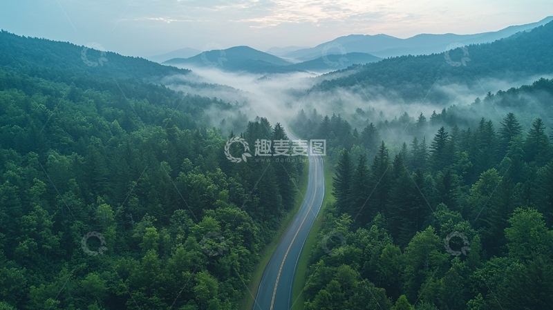 高清大图下载【趣麦麦图】山间公路雾气缭绕