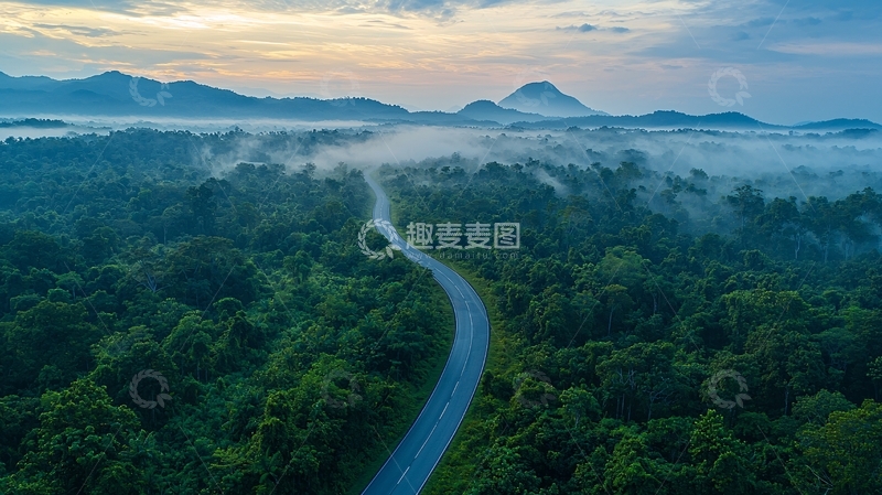 高清大图下载【趣麦麦图】雾气缭绕的山路