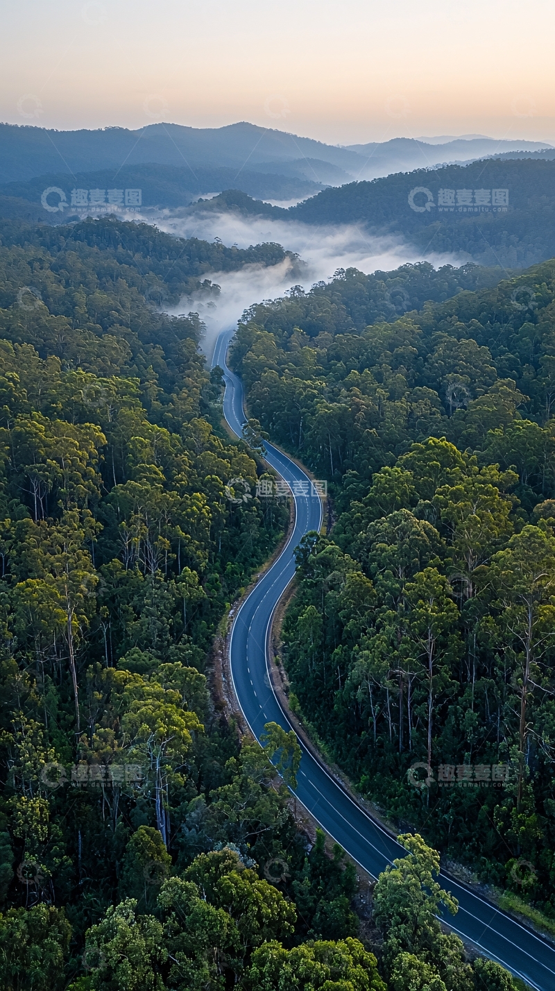 高清大图下载【趣麦麦图】蜿蜒山路晨雾缭绕