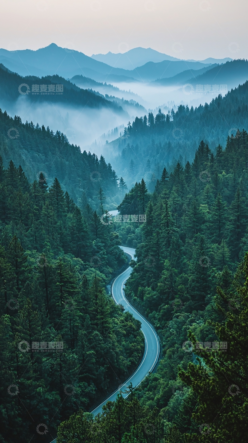 高清大图下载【趣麦麦图】蜿蜒山路穿梭绿意