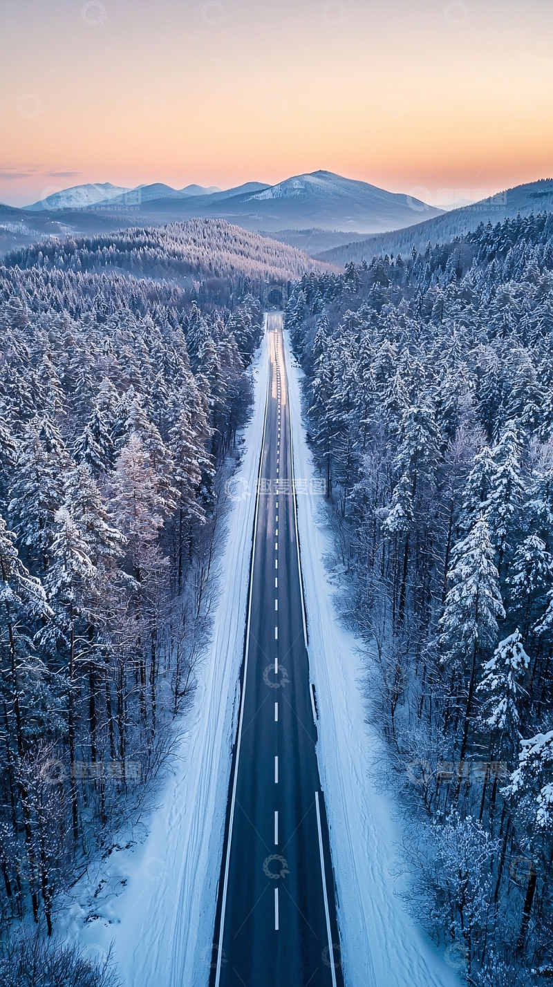 高清大图下载【趣麦麦图】雪山森林公路的冬季风景