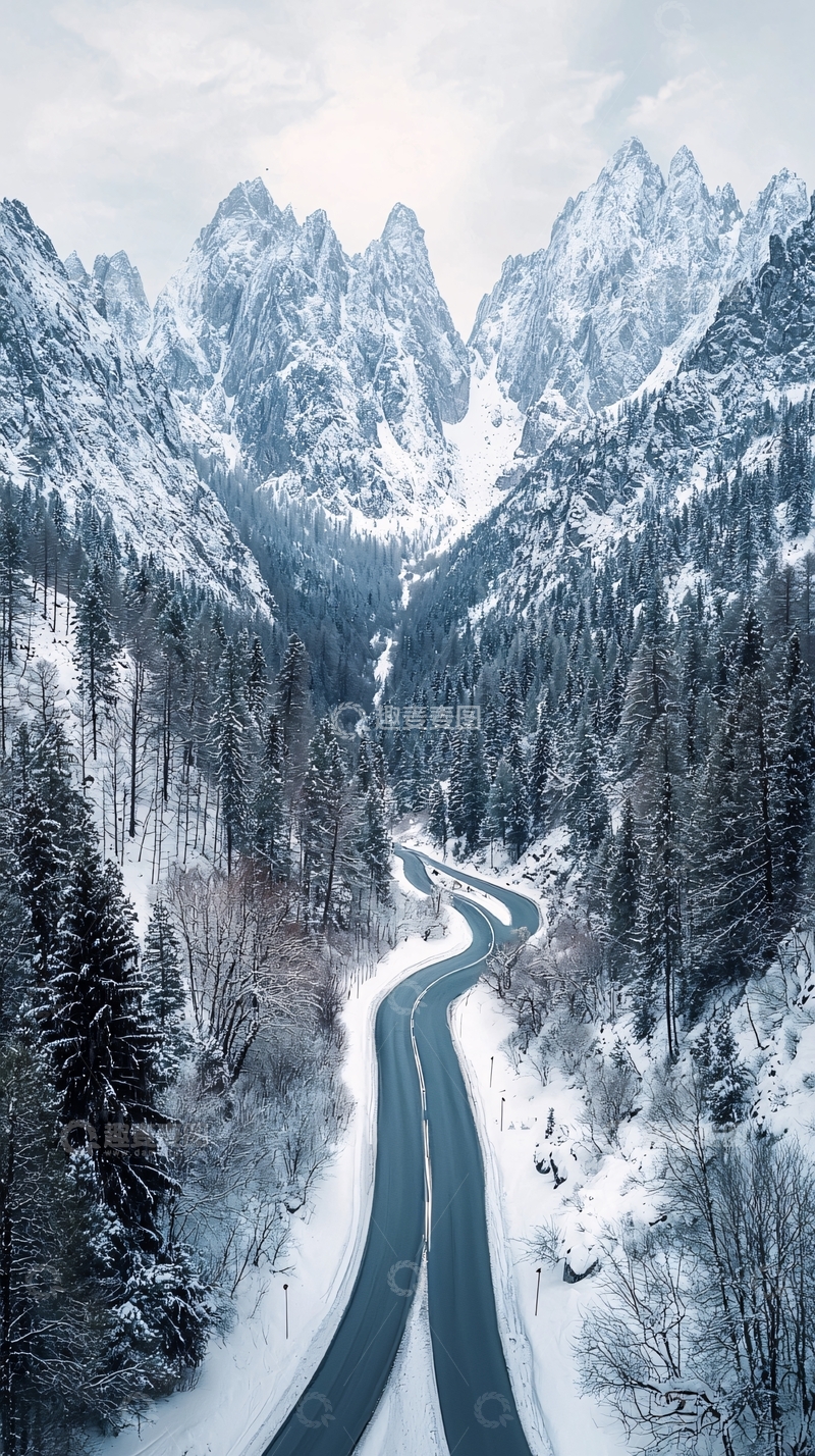 高清大图下载【趣麦麦图】蜿蜒的道路在雪山森林中