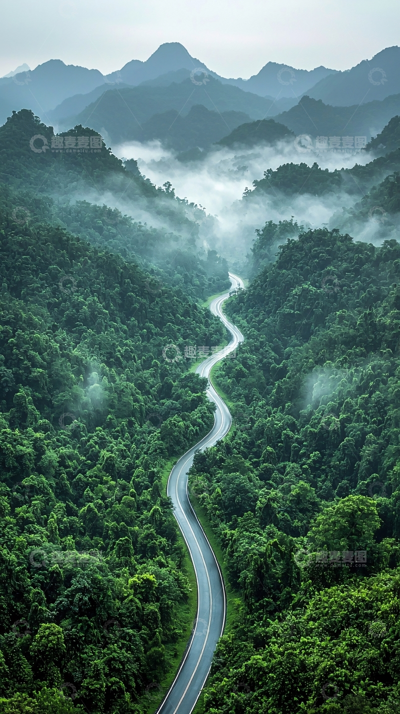 高清大图下载【趣麦麦图】雾气缭绕的山间公路