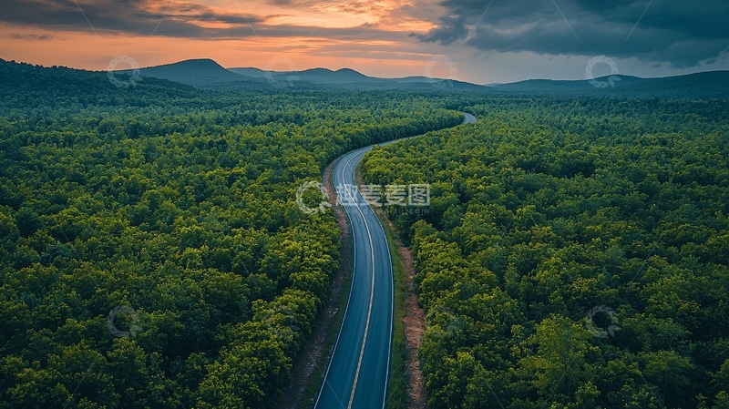高清大图下载【趣麦麦图】蜿蜒公路森林鸟瞰图