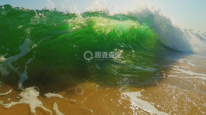 高清大图下载【趣麦麦图】碧绿巨浪拍打沙滩