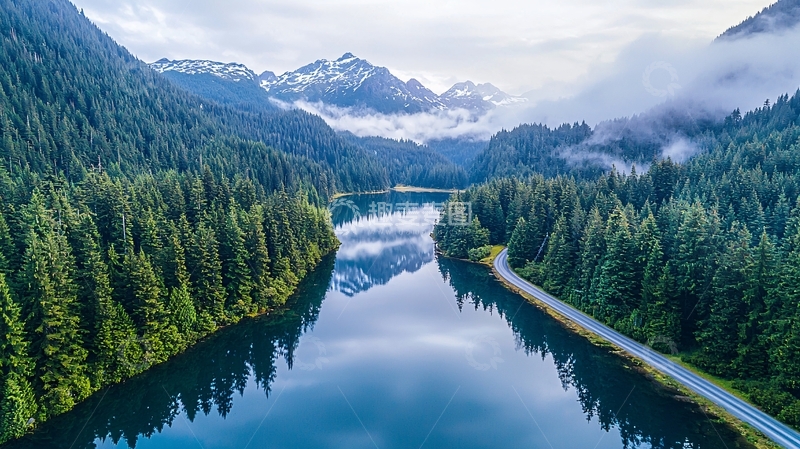 高清大图下载【趣麦麦图】森林环绕的湖泊