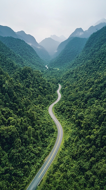 山路蜿蜒通向远方
