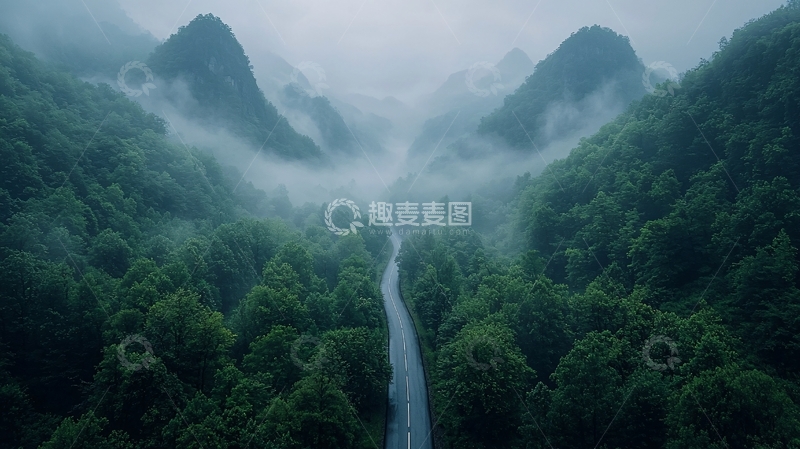高清大图下载【趣麦麦图】雾气缭绕的山间公路