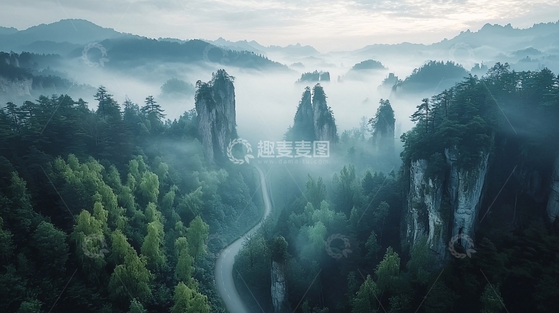 高清大图下载【趣麦麦图】雾气笼罩的山峦