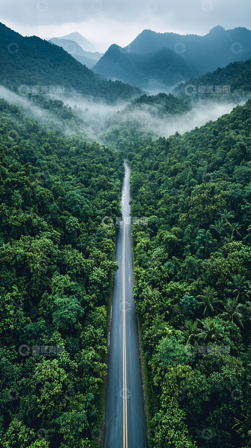 高清大图下载【趣麦麦图】雾气缭绕的山间公路