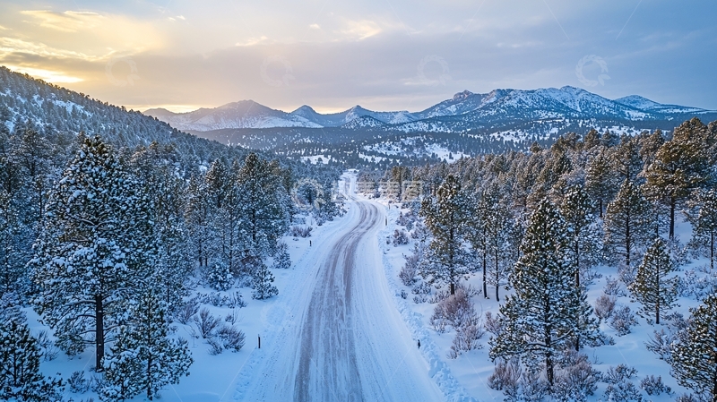 高清大图下载【趣麦麦图】雪山环绕的冬季公路
