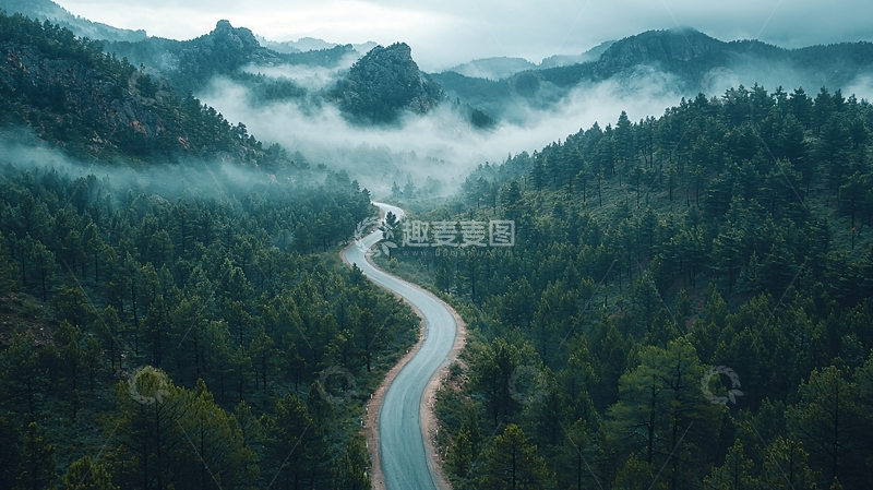 高清大图下载【趣麦麦图】雾气缭绕的山间公路