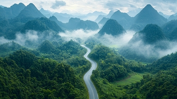 山间公路蜿蜒穿行