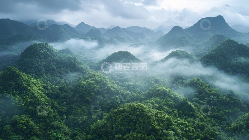 高清大图下载【趣麦麦图】云雾缭绕的绿色山峦