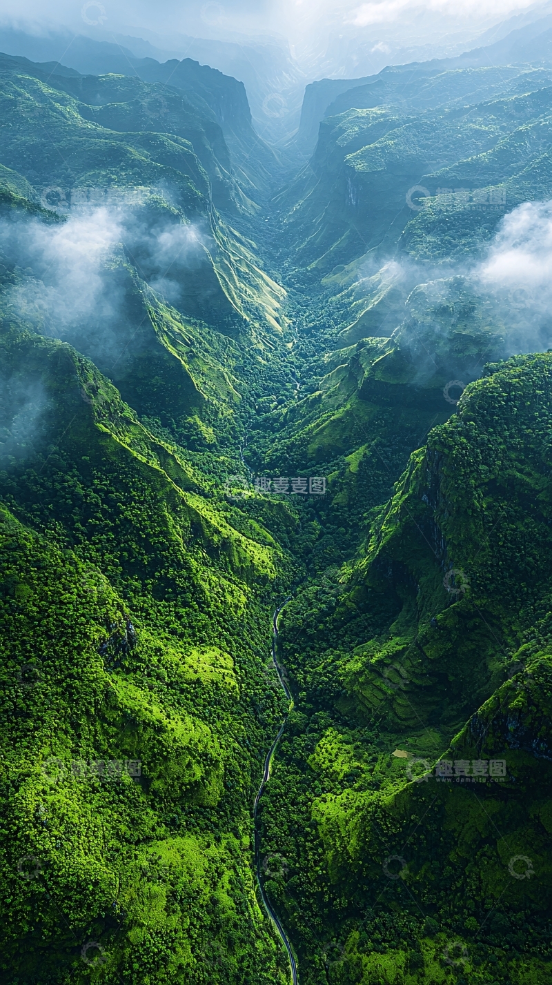 高清大图下载【趣麦麦图】云雾缭绕的绿色山谷