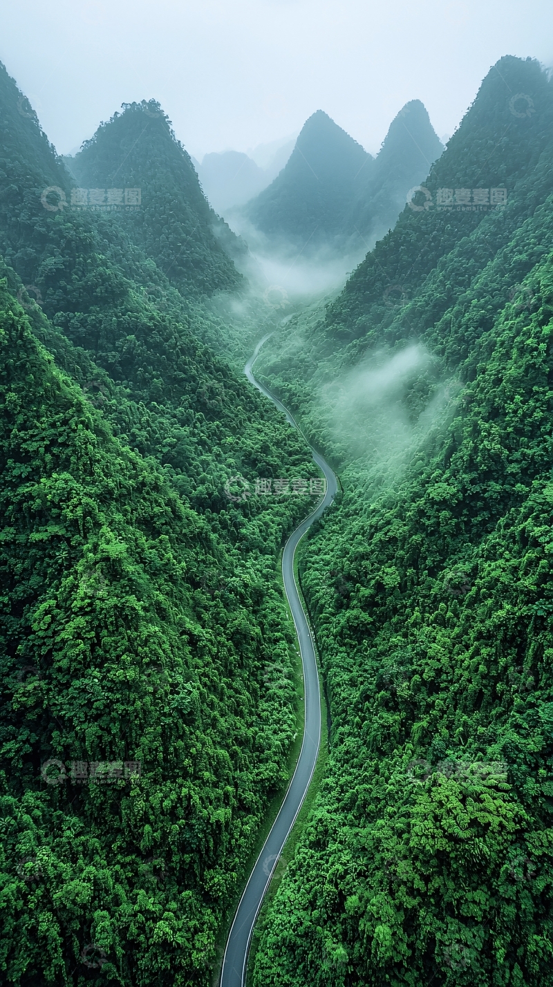 高清大图下载【趣麦麦图】蜿蜒山路穿梭在翠绿山谷中
