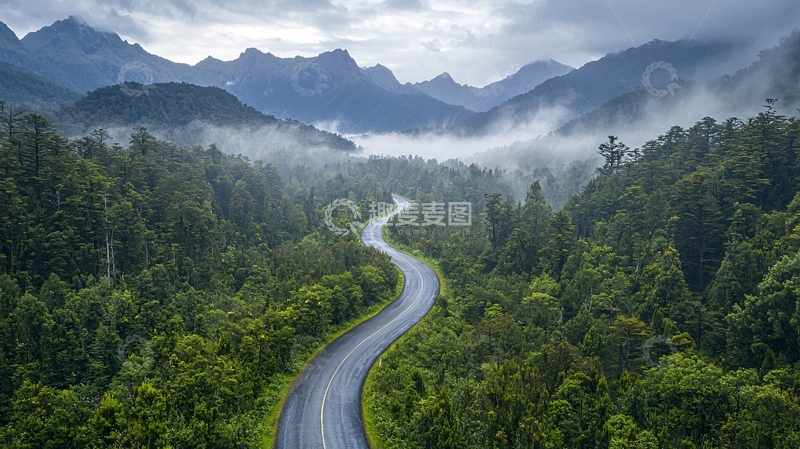 高清大图下载【趣麦麦图】蜿蜒山路穿梭森林云雾
