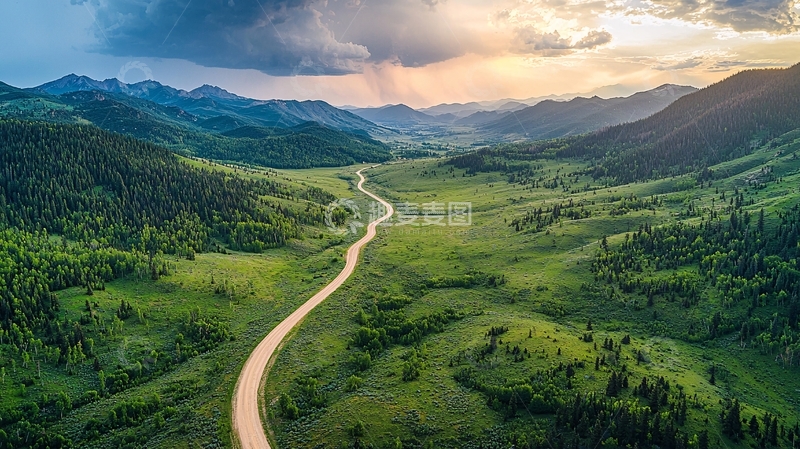 高清大图下载【趣麦麦图】蜿蜒道路穿过翠绿山谷