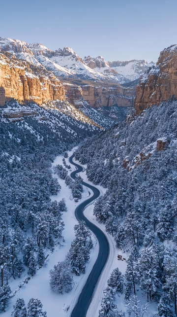 雪山蜿蜒公路景观