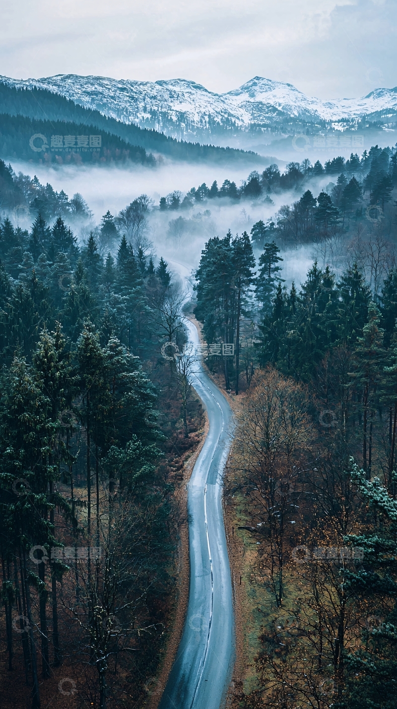 高清大图下载【趣麦麦图】雾气缭绕的山间公路