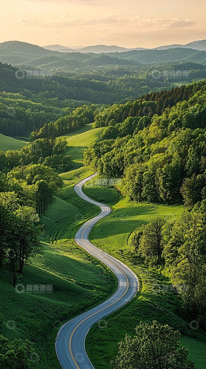 高清大图下载【趣麦麦图】蜿蜒山路穿梭绿意