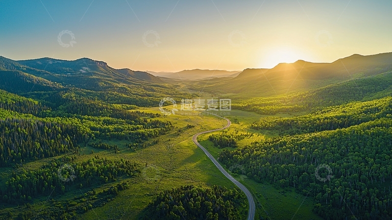 高清大图下载【趣麦麦图】阳光照耀下的绿色山谷