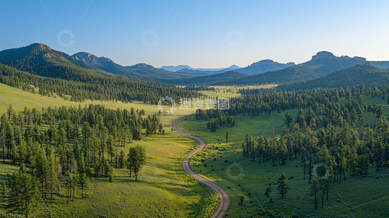 高清大图下载【趣麦麦图】山峦环绕的草原公路