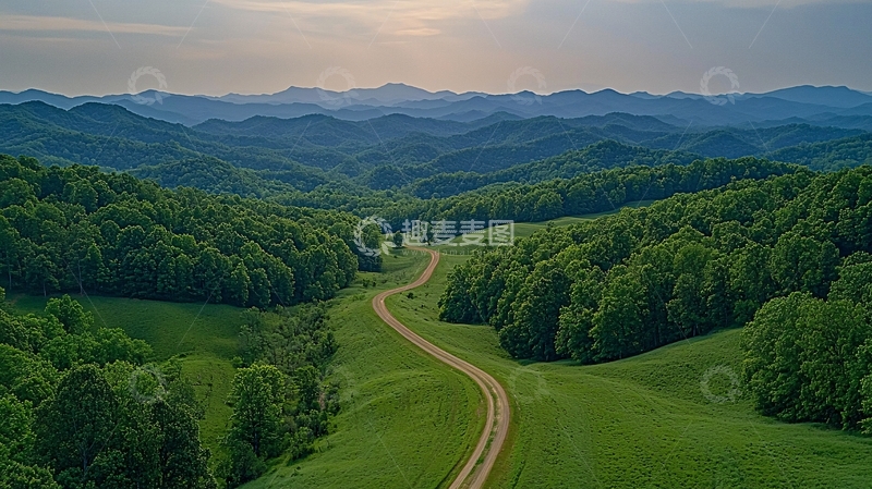 高清大图下载【趣麦麦图】山路蜿蜒通向远方山峦
