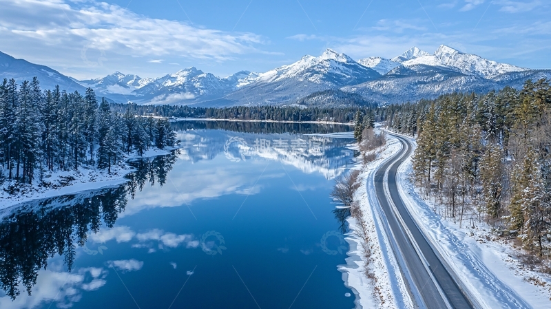高清大图下载【趣麦麦图】雪山湖泊公路的冬日美景