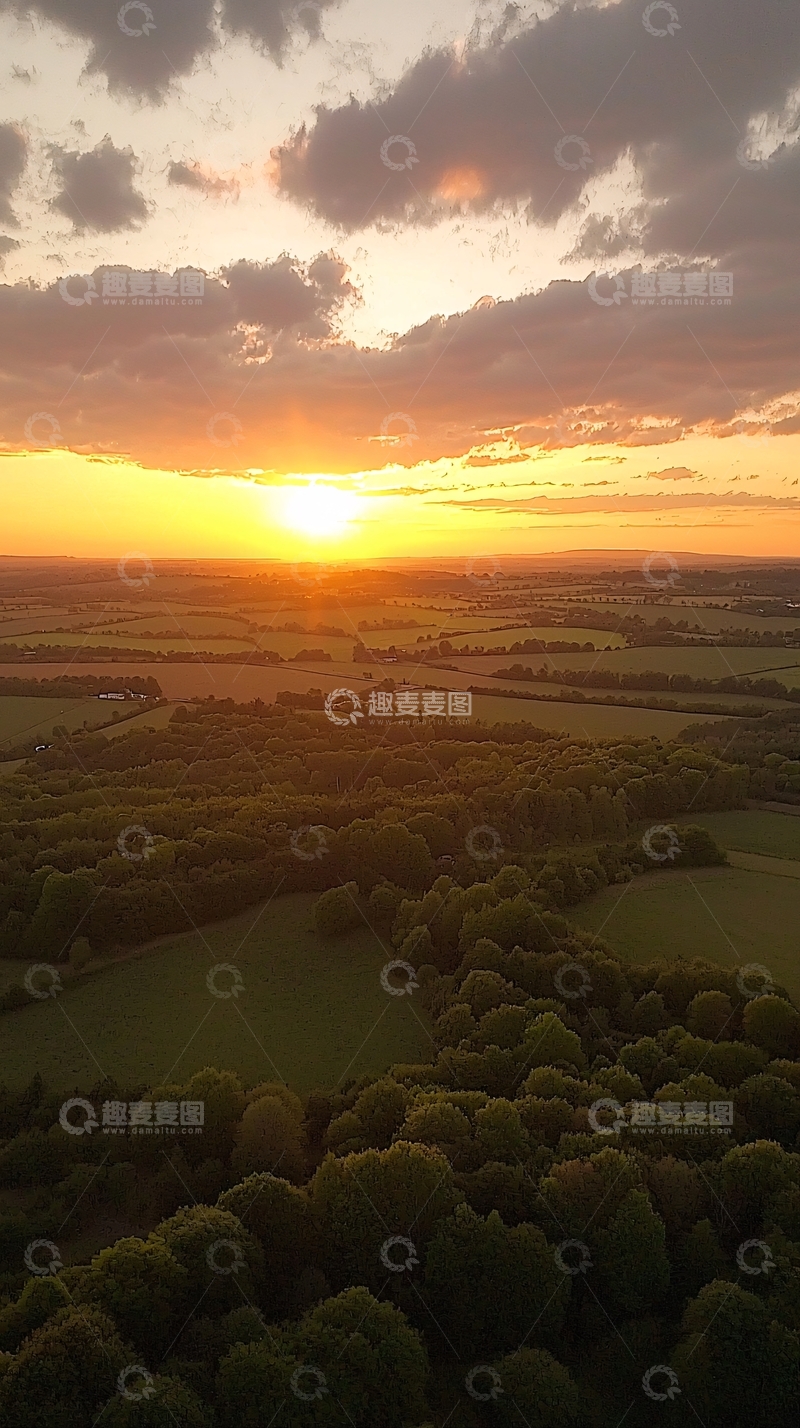 高清大图下载【趣麦麦图】高空俯瞰日落田园风光