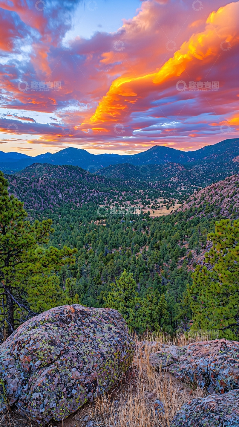 高清大图下载【趣麦麦图】落日余晖下的山峦景色