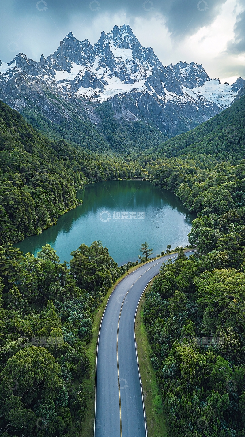 高清大图下载【趣麦麦图】雪山环绕的湖泊公路