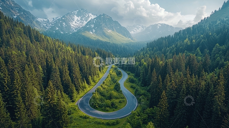 高清大图下载【趣麦麦图】蜿蜒山路穿梭于绿色森林中