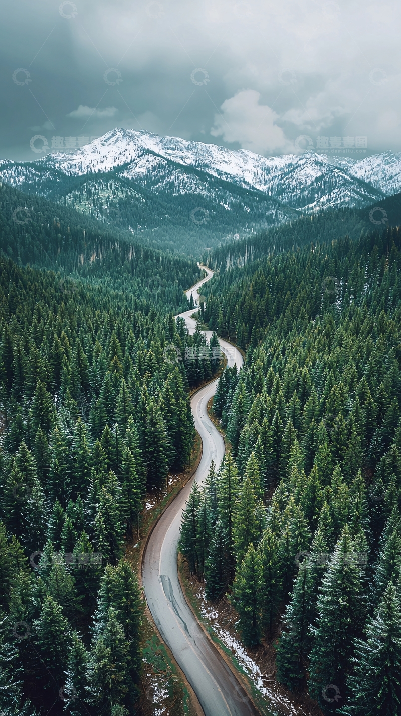 高清大图下载【趣麦麦图】蜿蜒道路穿过森林通向雪山