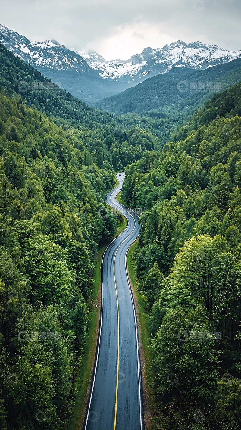 高清大图下载【趣麦麦图】蜿蜒公路穿梭于山林间