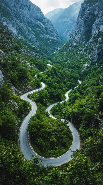 山间蜿蜒的公路
