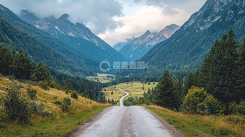 高清大图下载【趣麦麦图】山路蜿蜒通向远方山谷