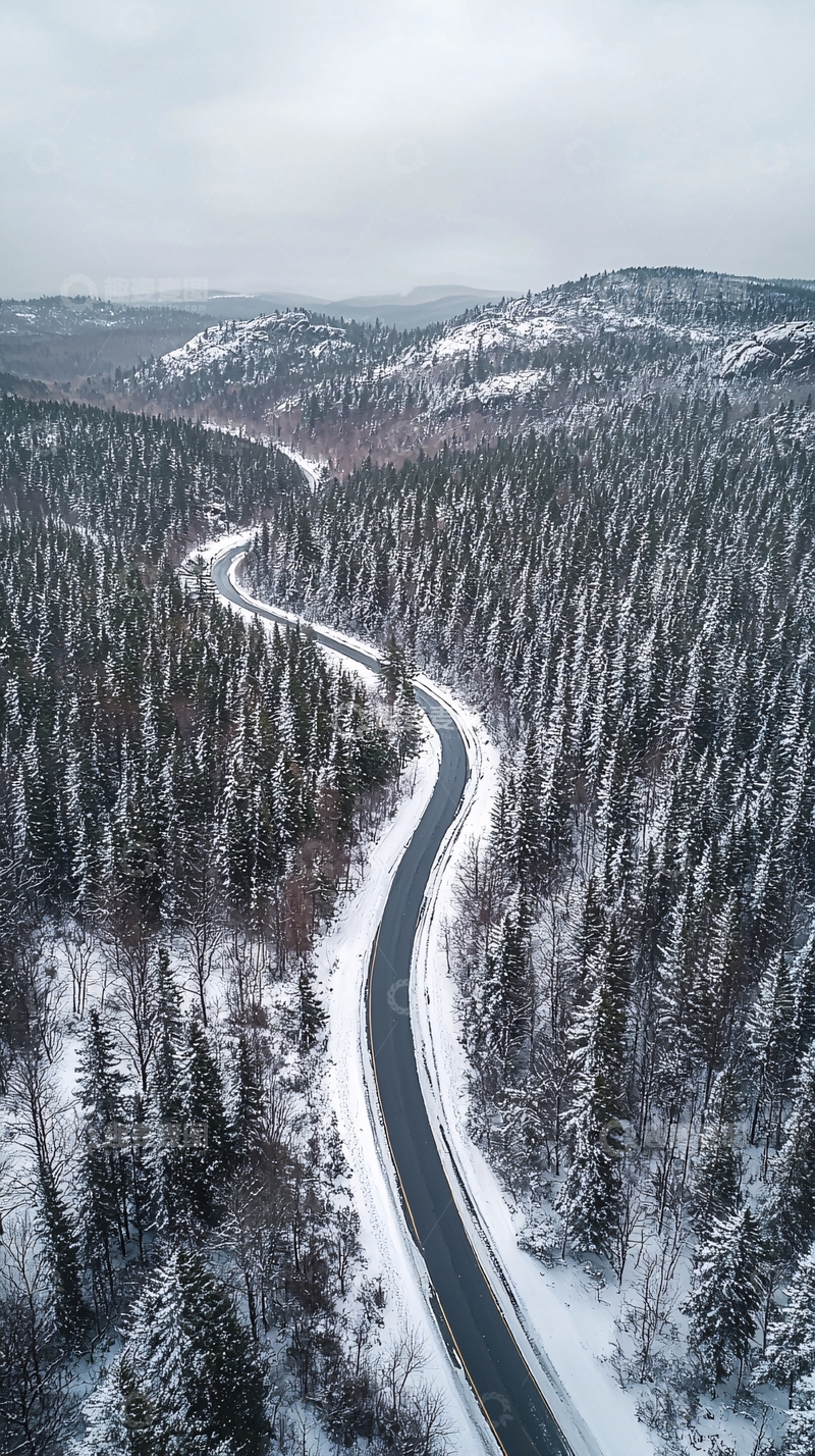 高清大图下载【趣麦麦图】雪覆盖的森林蜿蜒公路