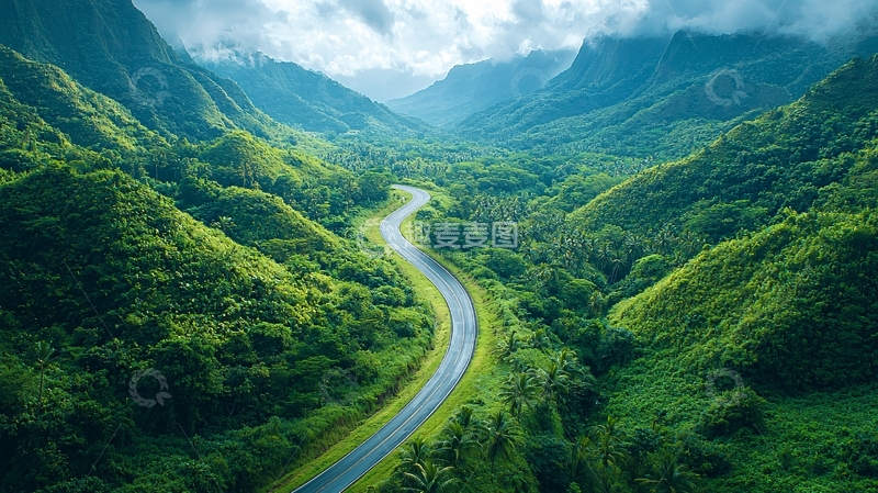 高清大图下载【趣麦麦图】蜿蜒道路穿梭于绿色山谷中