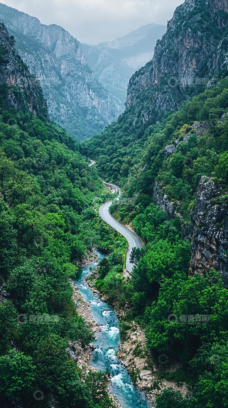 高清大图下载【趣麦麦图】蜿蜒山路与河流交织的峡谷景色