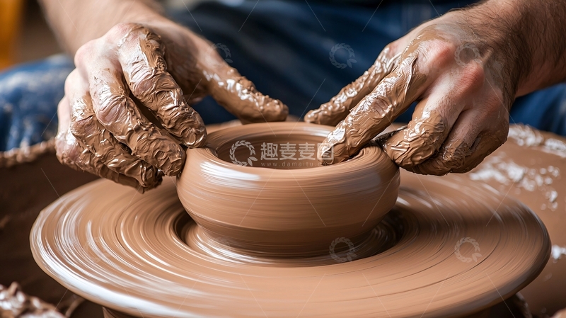 高清大图下载【趣麦麦图】双手沾满泥土制作陶器