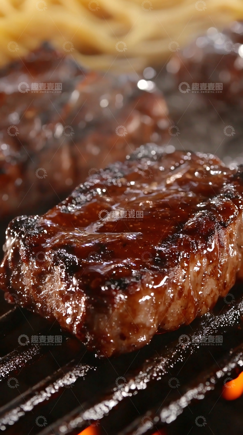 高清大图下载【趣麦麦图】烤架上多汁的牛排