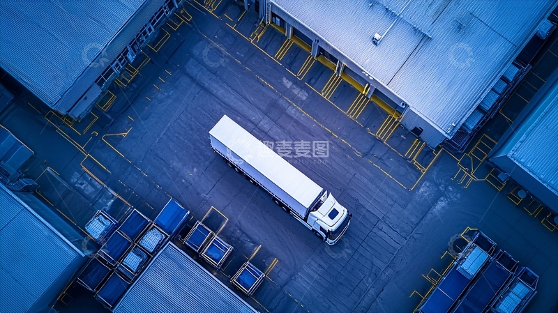 高清大图下载【趣麦麦图】蓝色调货运卡车在仓库间行驶