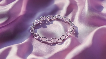 紫色丝绸上银色链条手镯