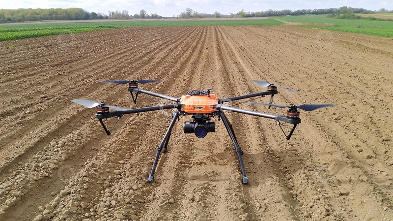 高清大图下载【趣麦麦图】田地里的一架农业无人机