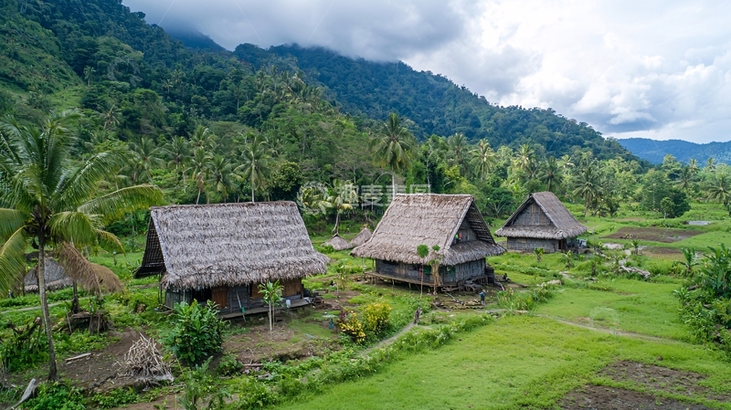 高清大图下载【趣麦麦图】山谷中茅草屋