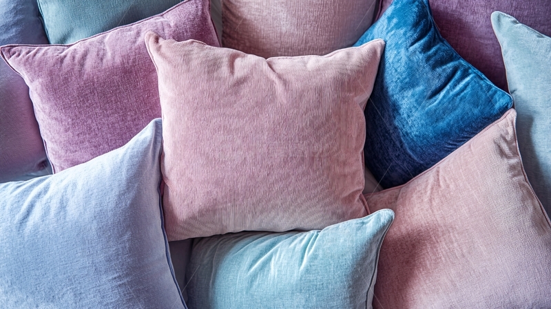 高清大图下载【趣麦麦图】堆叠的彩色天鹅绒靠垫