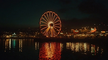 夜晚摩天轮湖边景色
