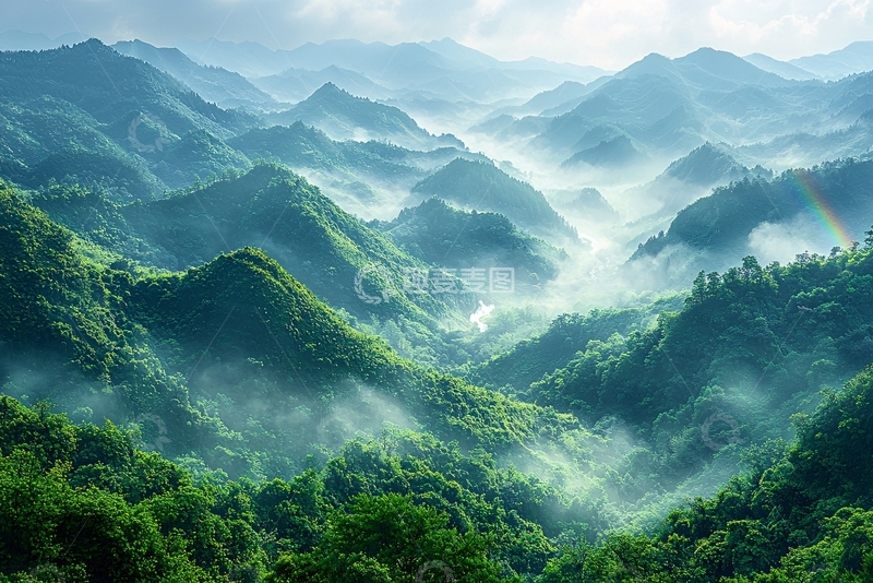 高清大图下载【趣麦麦图】云雾缭绕的绿色山峦