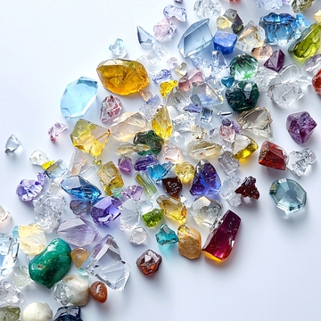 彩色宝石原石散落